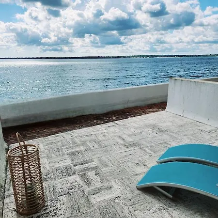 Les Pieds Dans L'eau Et Parking