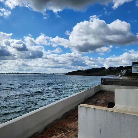 Les Pieds Dans L'eau Et Parking * Concarneau